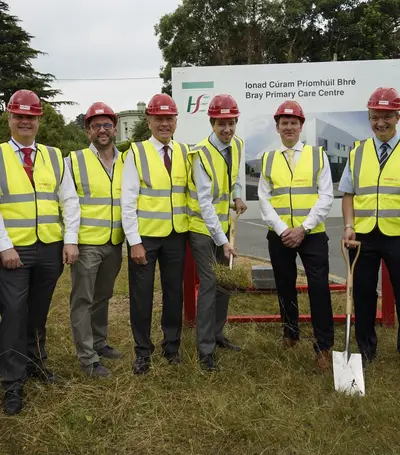 Kevin Maguire (Director, ORHT), Donal Hennessy (Director, Collen Construction), Les Hogan (Project Manager, Collen Construction), Tommy Drumm (Managing Director, Collen Construction), Simon Harris TD (Minister for Health), Derek McCaffrey (Senior Contracts Manager, Collen Construction), Leslie Fitzpatrick (Chief Financial Controller, Collen Group) and John Clay (Site Manager, Collen Construction).